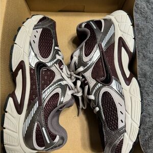 WOMEN'S NIKE V5 RNR SNEAKERS